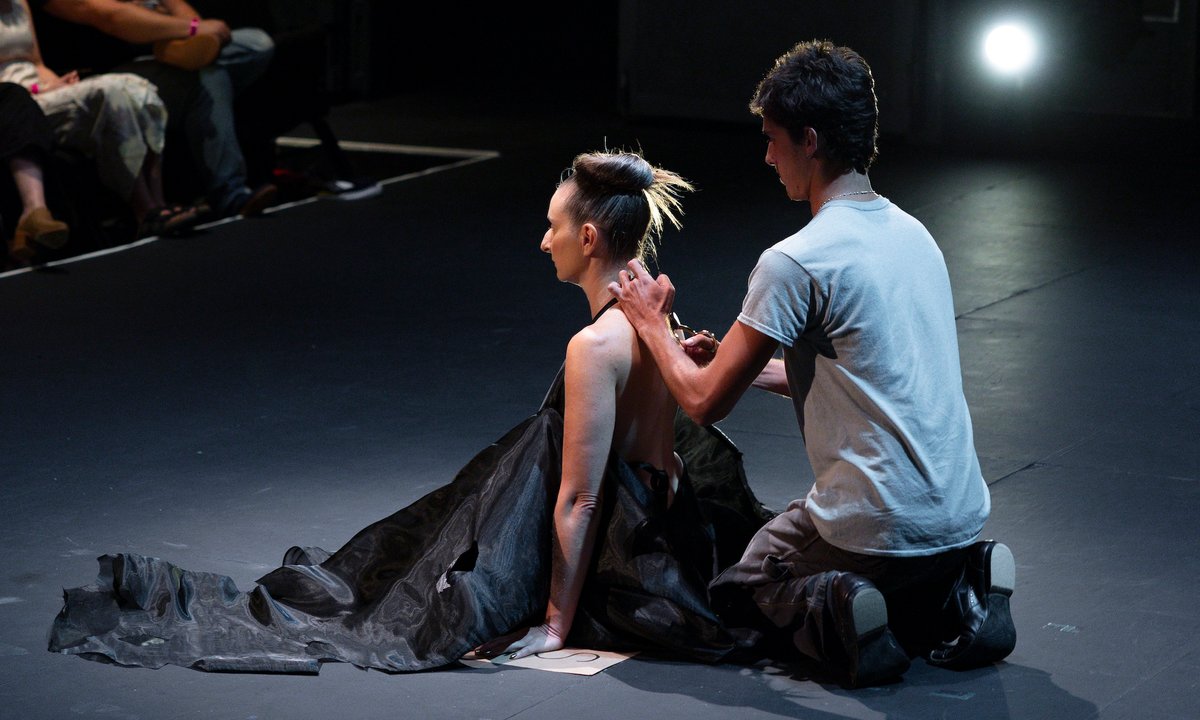 Yoko Ono’s most famous performance art piece cuts both ways in Los Angeles – The Art Newspaper Yoko Ono’s most famous performance art piece cuts both ways in Los Angeles – The Art Newspaper