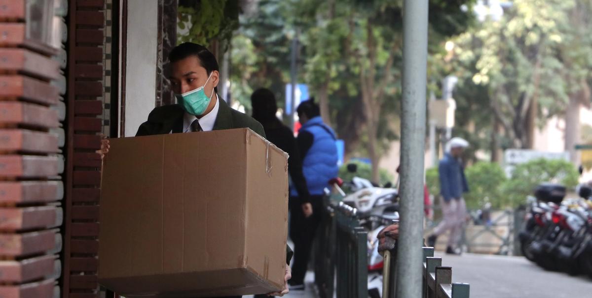 Buying from most online galleries amounts to an experience little different that ordering something on Amazon. You browse, click and a brown box arrives by post Macau Photo Agency