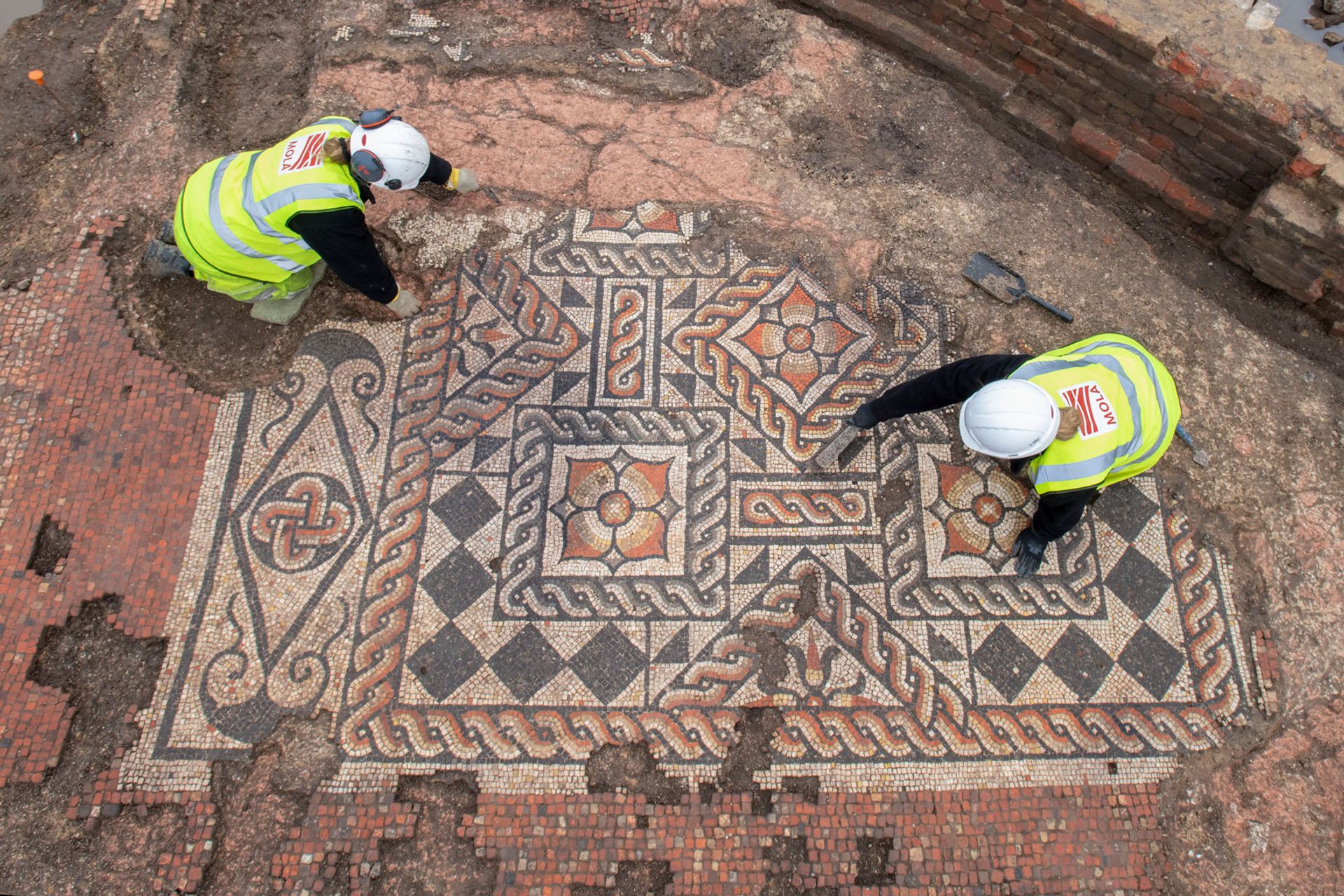 Archaeologists from the Museum of London Archaeology at work on the mosaic recently discovered in south London ©MOLA_Andy Chopping