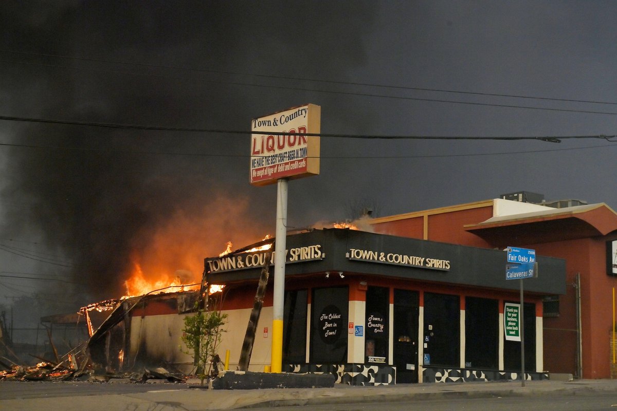 The shopping centre in Altadena, California, where Alto Beta gallery was located is consumed by the Eaton fire on 8 January Photo by Jim Ruymen / UPI / Alamy Stock Photo