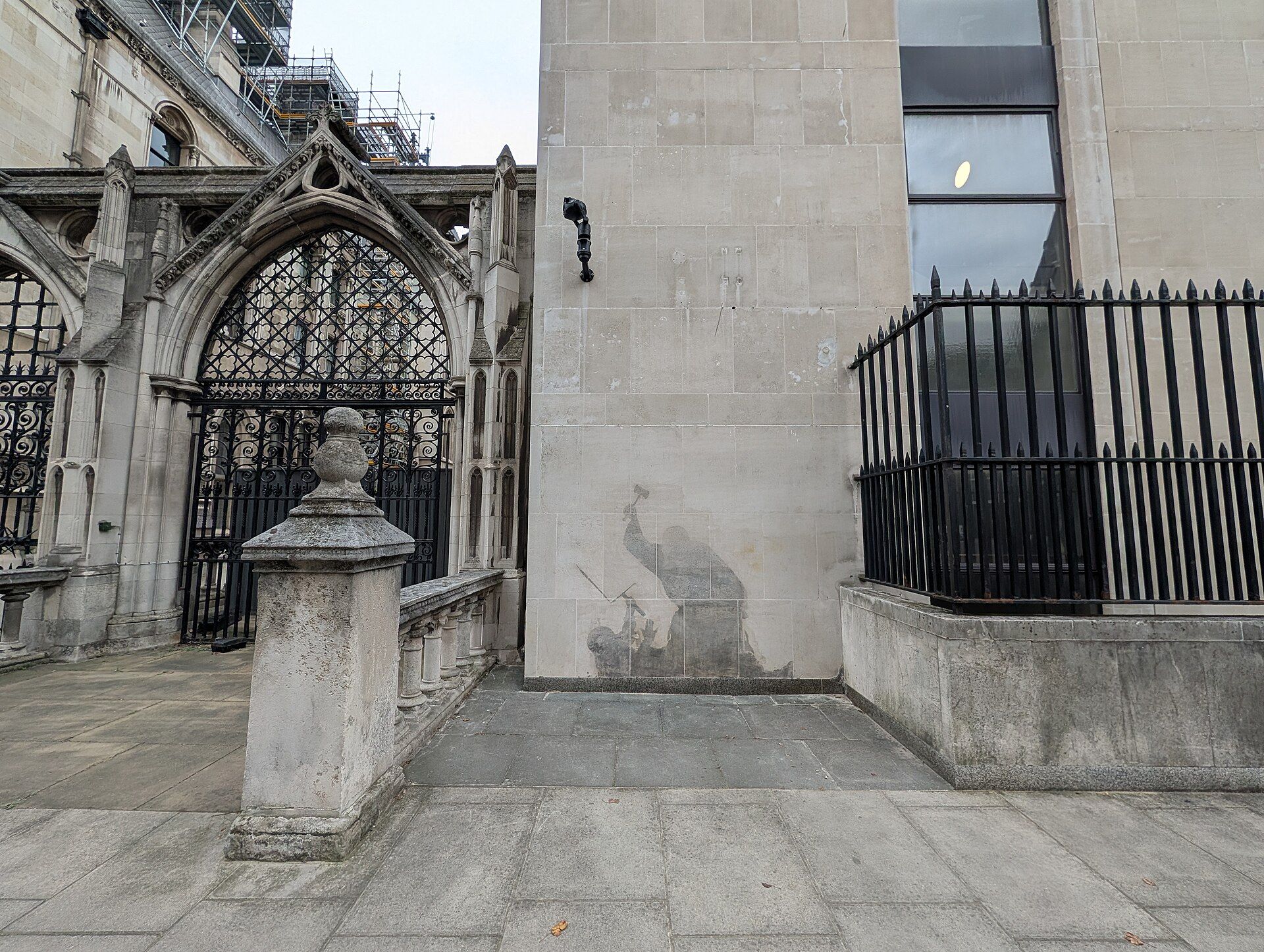 UK Ministry of Justice spent more than £85,000 removing Banksy mural from the Royal Courts of Justice – The Art Newspaper