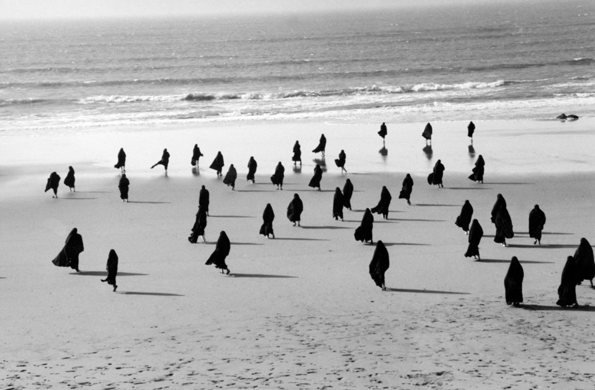 Untitled from the Rapture series, 1999 © Shirin Neshat. Courtesy of the artist, Noirmontartproduction, Paris and the Mohammed Afkhami Foundation