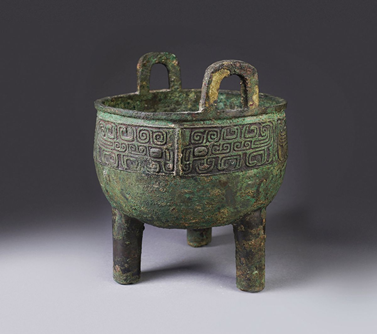 A Chinese archaic bronze ding, or food vessel, from the Western Zhou Dynasty, to be offered in iGavel's online auction Courtesy of iGavel Auctions