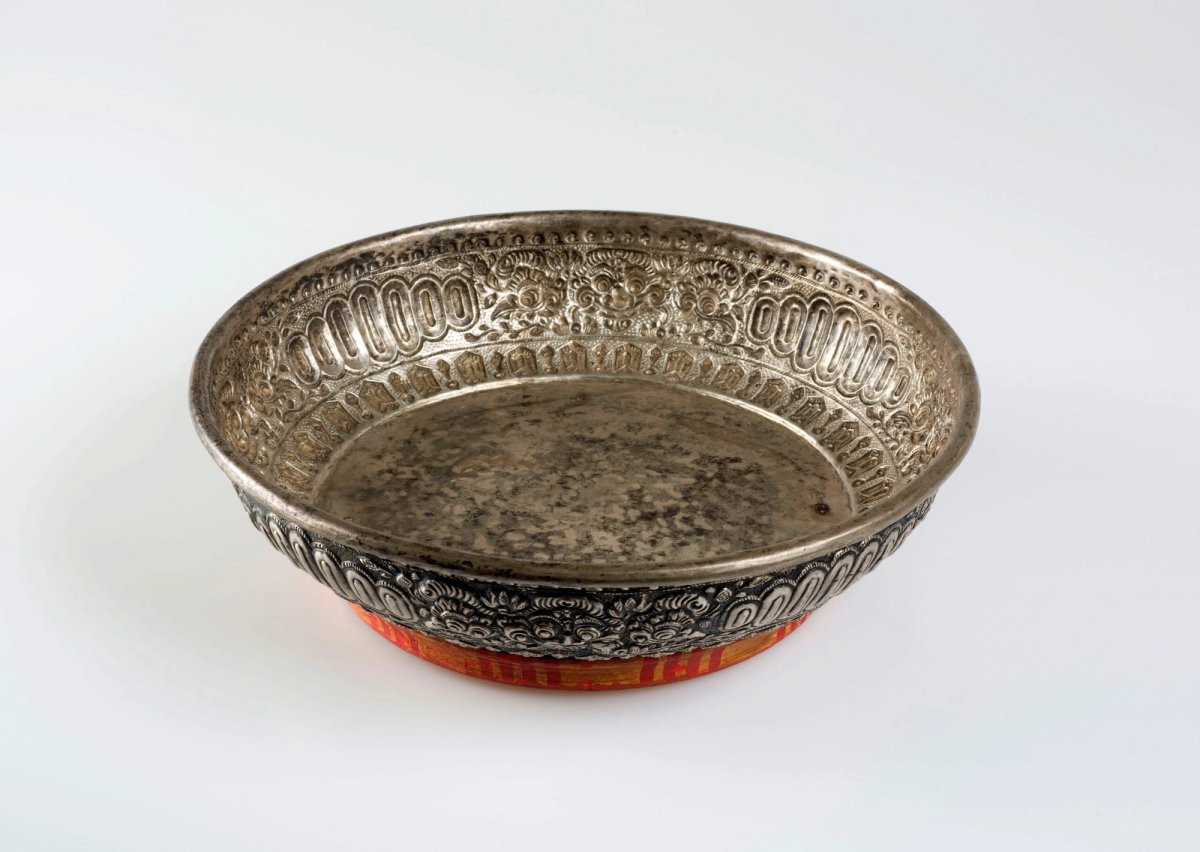 This offering bowl was captured in 1906 during war operations by the Dutch colonial army in South Bali. The object has images of Banaspati (lord of the forest) with a bird's head and karang (rock) on either side
Courtesy of the Municipality of Rotterdam