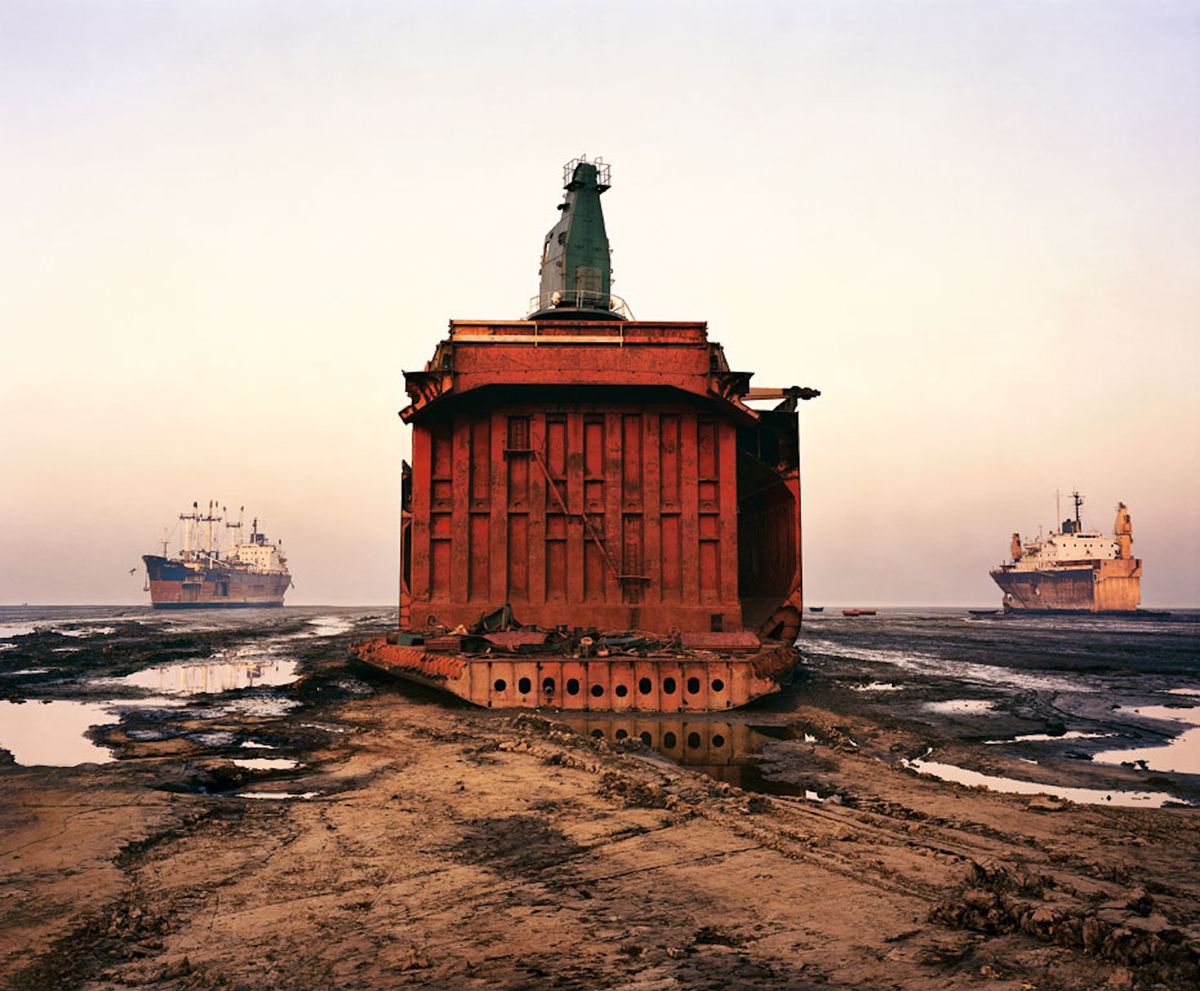 Edward Burtynsky, Shipbreaking #49, Chittagong, Bangladesh, 2001 © Edward Burtynsky, courtesy Howard Greenberg Gallery, New York
