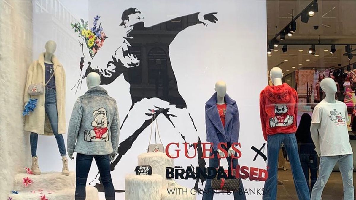 ingen betaling Erobre Banksy calls out fashion brand Guess for using Flower Thrower image in  London store display