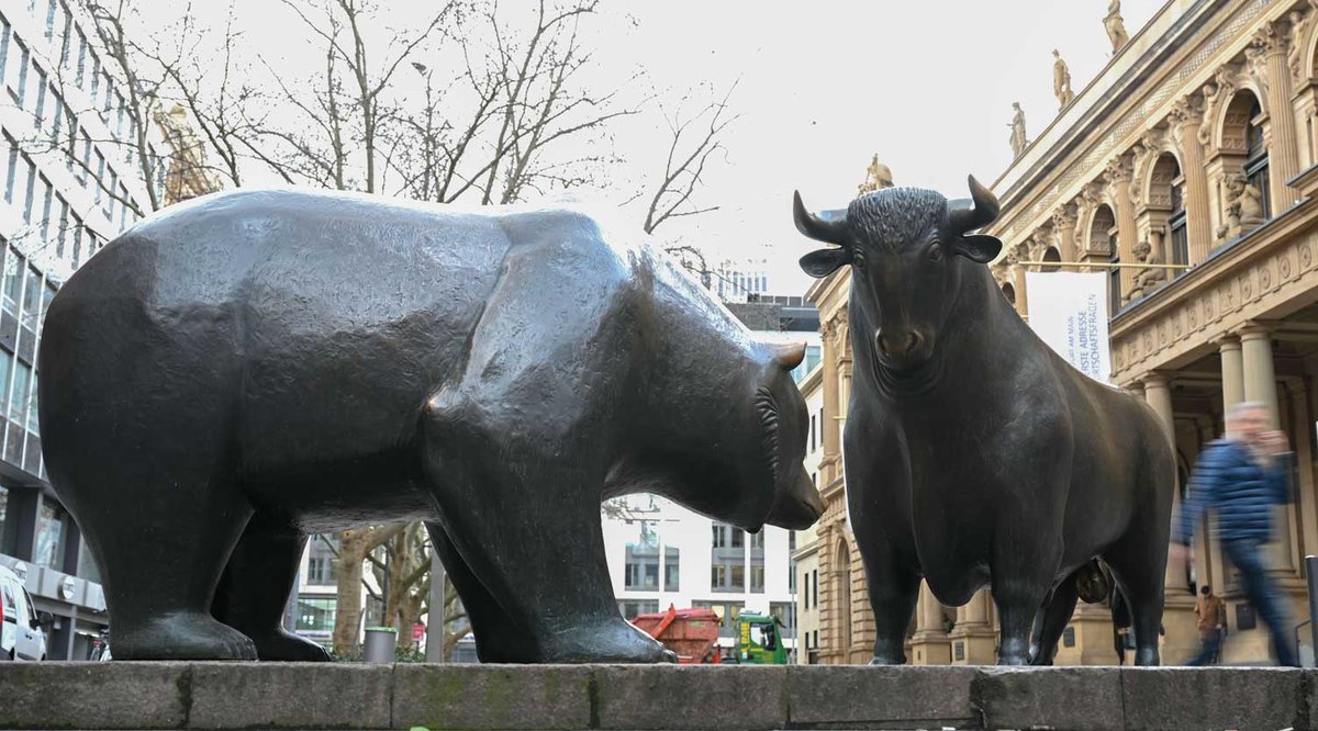 William N. Goetzmann notes that when financial markets crash, the art market tends to follow suit one to two years later © Arne Dedert; dpa Picture Alliance/Alamy Stock Photo