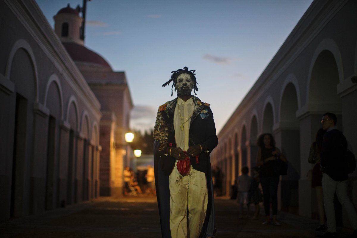 A performance outside of MECA's new San Juan venue, the Antiguo Arsenal de la Marina Española © Raquel Pérez-Puig
