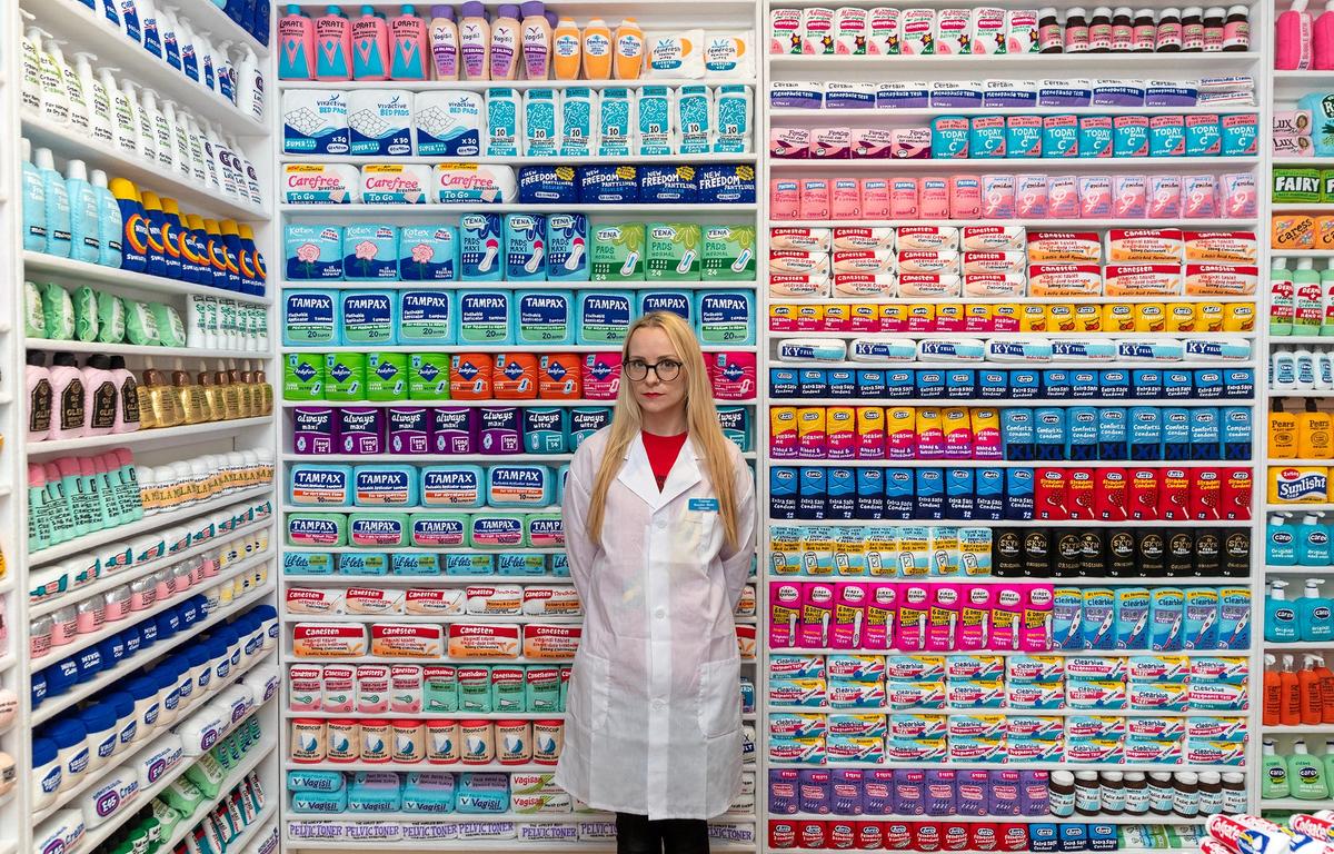 Lucy Sparrow has turned Lindsey Ingram Gallery into a felt-covered chemists © Photo: Lucy Emms. Courtesy of Lindsey Ingram Gallery and the artist