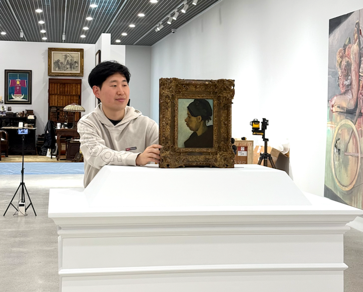 Hong Gyu Shin with Van Gogh’s Head of a Peasant in the KAIST Museum, Daejeon
KAIST Art Museum, Daejeon (photograph Ji Ho Jun)