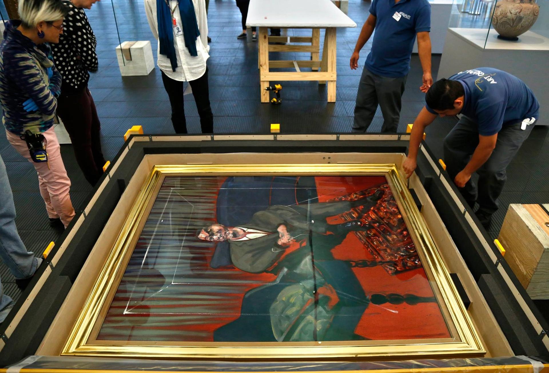 Handler unpack Francis Bacon's Seated Figure (1961) at Masp, on loan from Tate, London The Estate of Francis Bacon. All rights reserved. DACS, London/ AUTVIS, Brasil, 2018