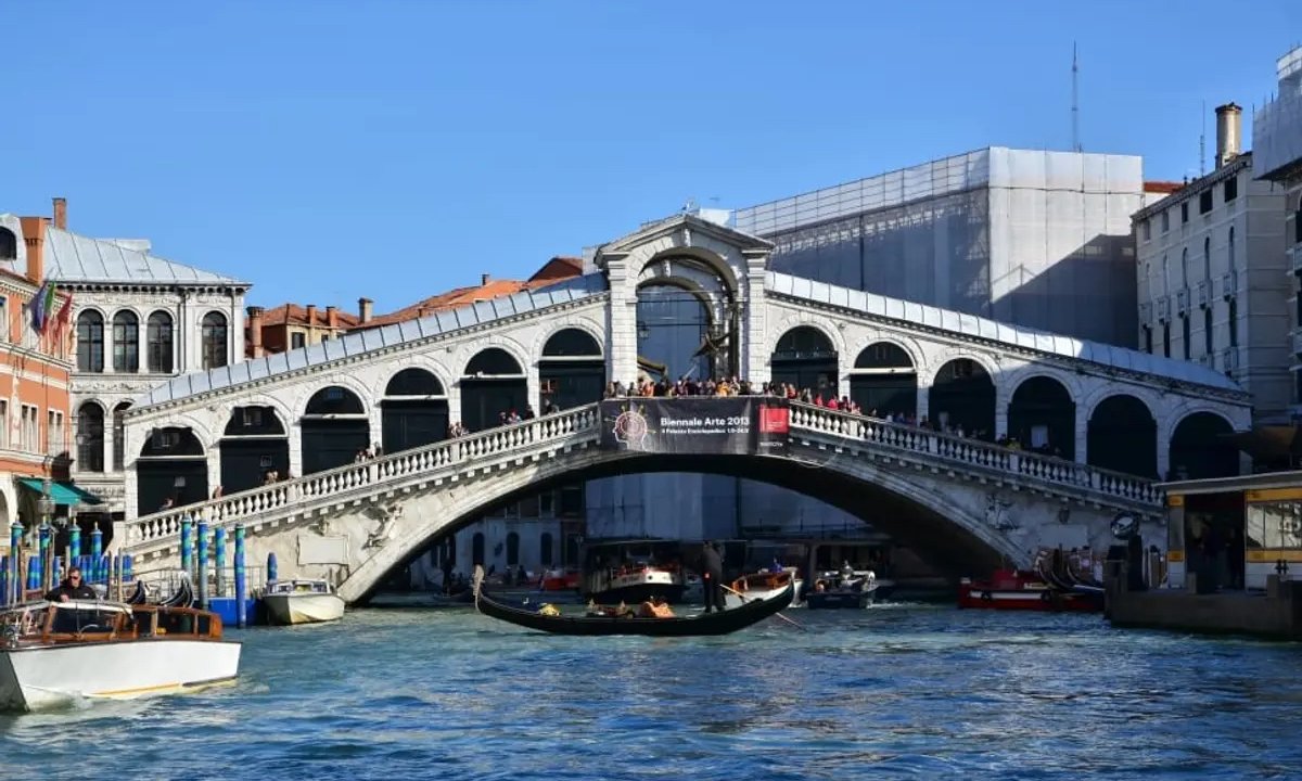 Venice city council proposes limiting tourist groups and banning loudspeakers Venice city council proposes limiting tourist groups and banning loudspeakers