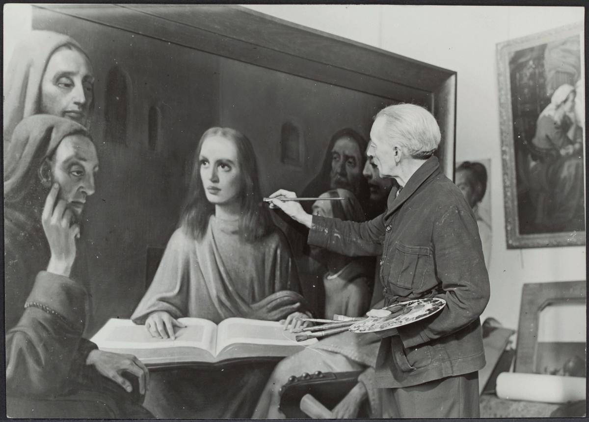 Han van Meegeren "painting" a fake Vermeer, October 1945 Photo: GaHetNa (Natiionaal Archief NL)/Koos Raucamp (ANEFO)