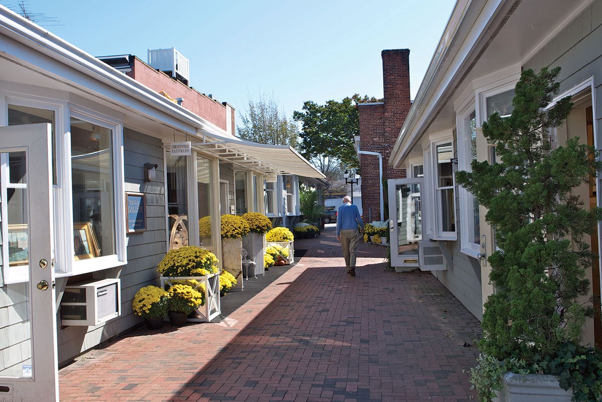 Pace Gallery has followed New York’s collectors out of the city and opened a temporary space in East Hampton. Pace Gallery East Hampton: photo: Sylvia Muller, courtesy of the Mill House Inn