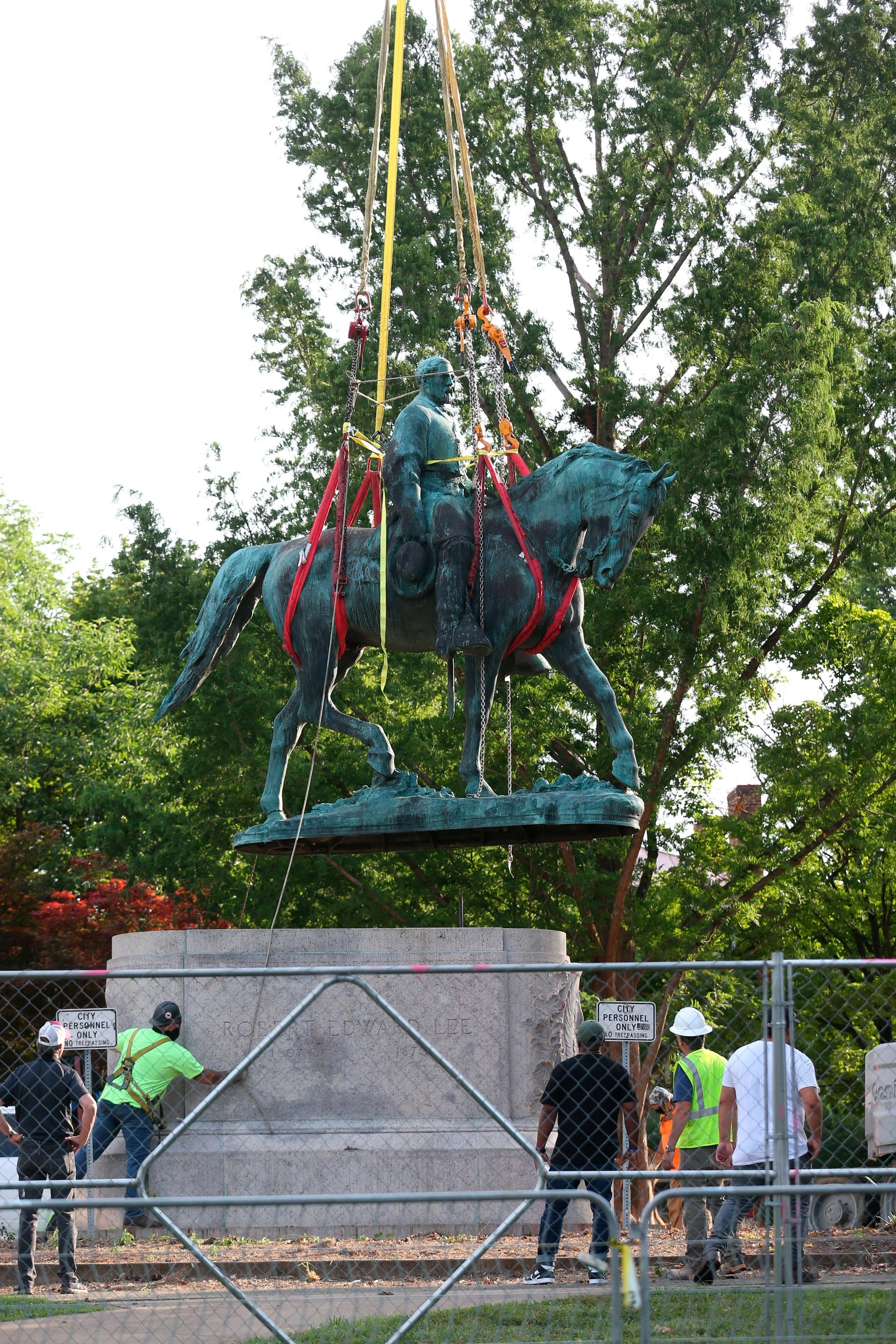 Robert E. Lee is lifted from its pedestal 10 July 2021 in Market Street Park in Charlottesville, Virginia Photo: Erin Edgerton/The Daily Progress via AP
