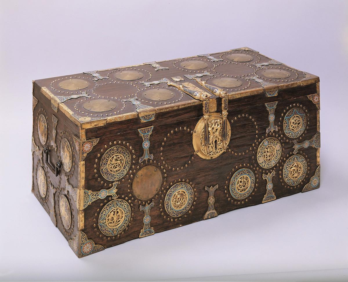 Chest of papal legate Guala Bicchieri, with its Limoges enamel mounts. The appeal is in order to buy five brackets like those seen here