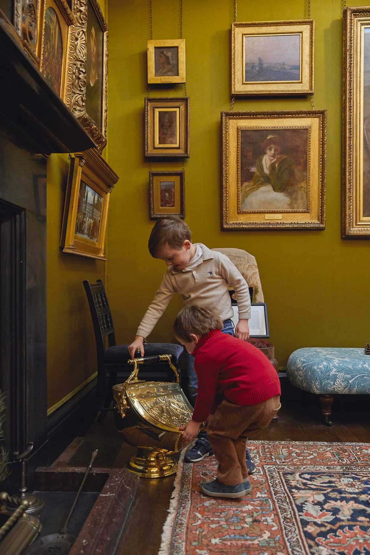 Children looking at the Victorian brass coal scuttle in the Silk Room at Leighton House

© Janie Airey 



