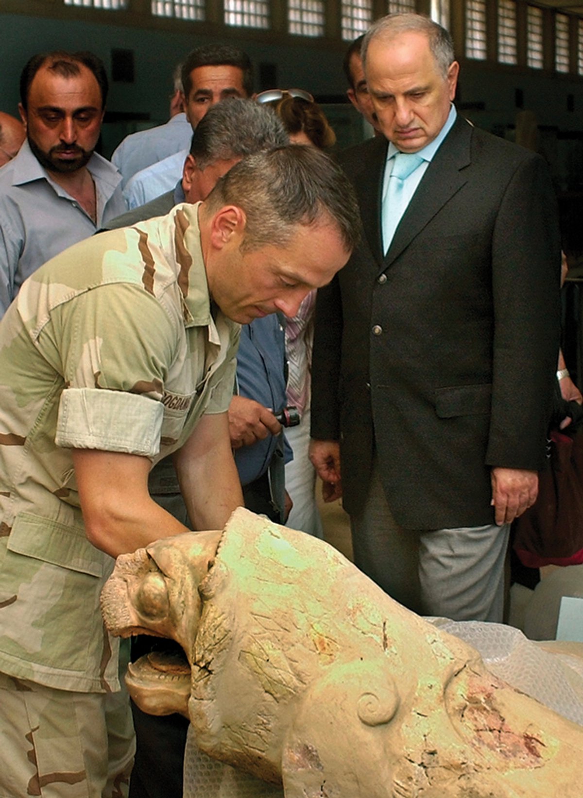 Colonel Matthew Bogdanos (left) and former Iraqi opposition leader Ahmed Chalabi at Iraq’s national museum in 2003 © AP Photo/Samir Mizban