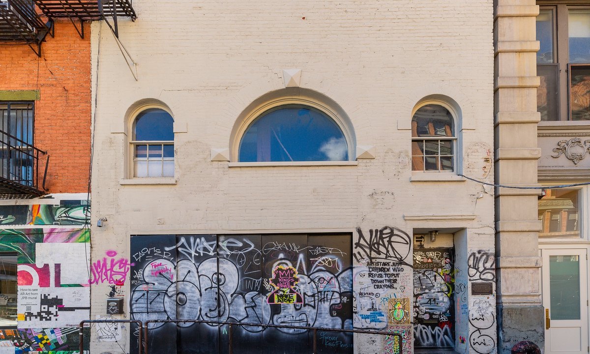 Angelina Jolie is renting Jean Michel-Basquiat’s final New York residence Angelina Jolie is renting Jean Michel-Basquiat’s final New York residence