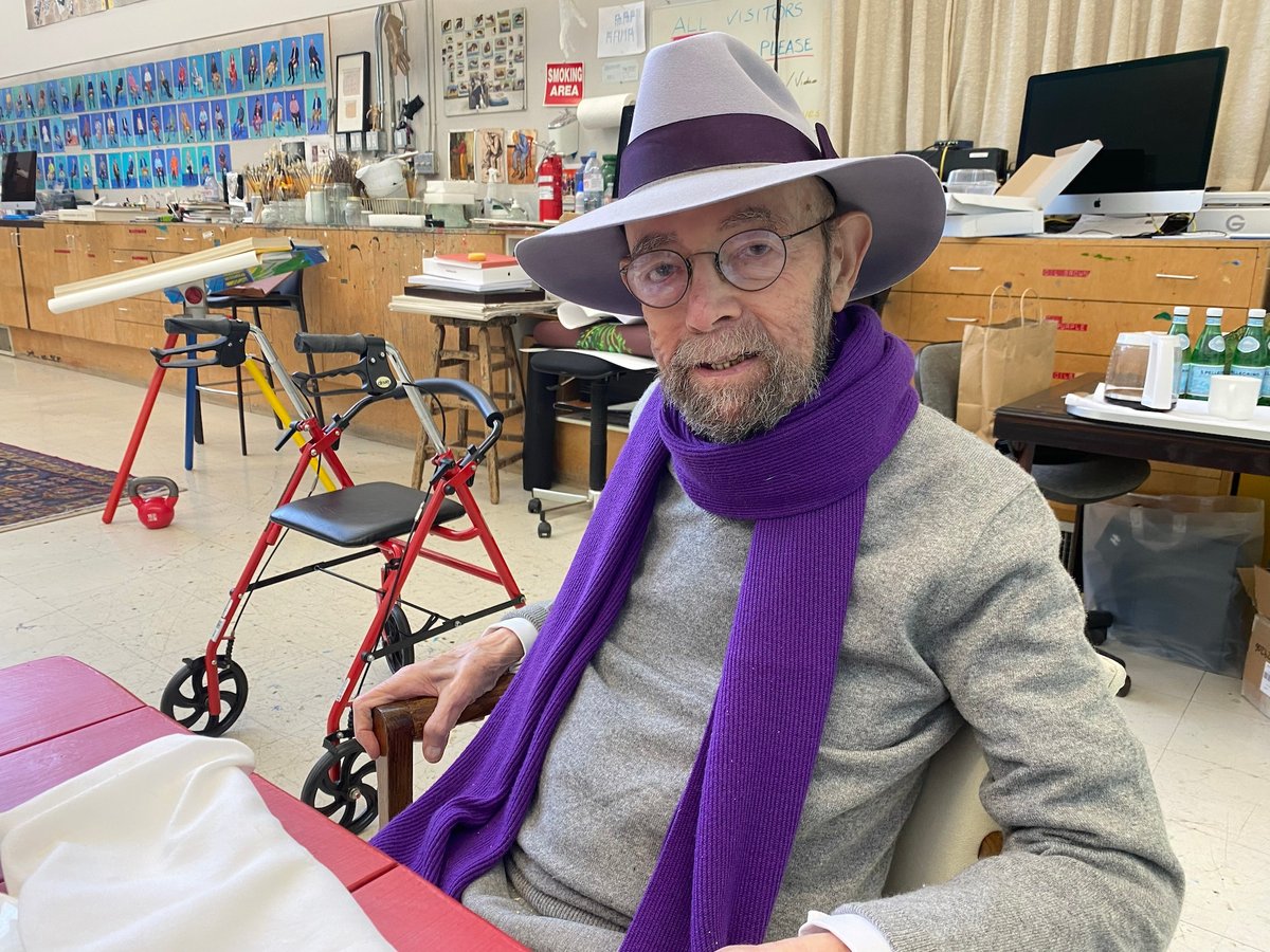 Sidney Felsen during a visit to David Hockney's studio Courtesy Gemini GEL, Los Angeles