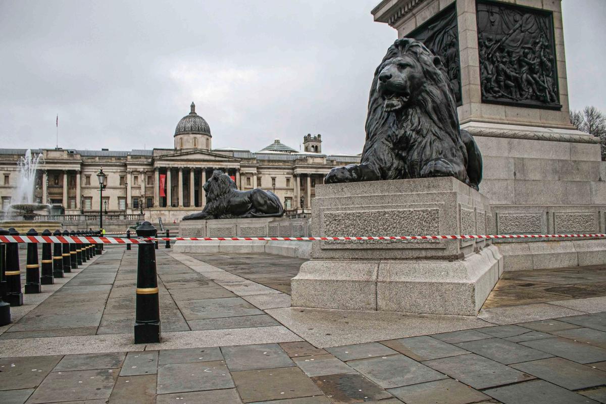 The National Gallery shut off and deserted during the UK's third national lockdown © Amer Ghazzal/Alamy Live News