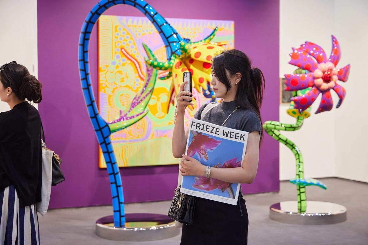 A visitor to Frieze Seoul 2025