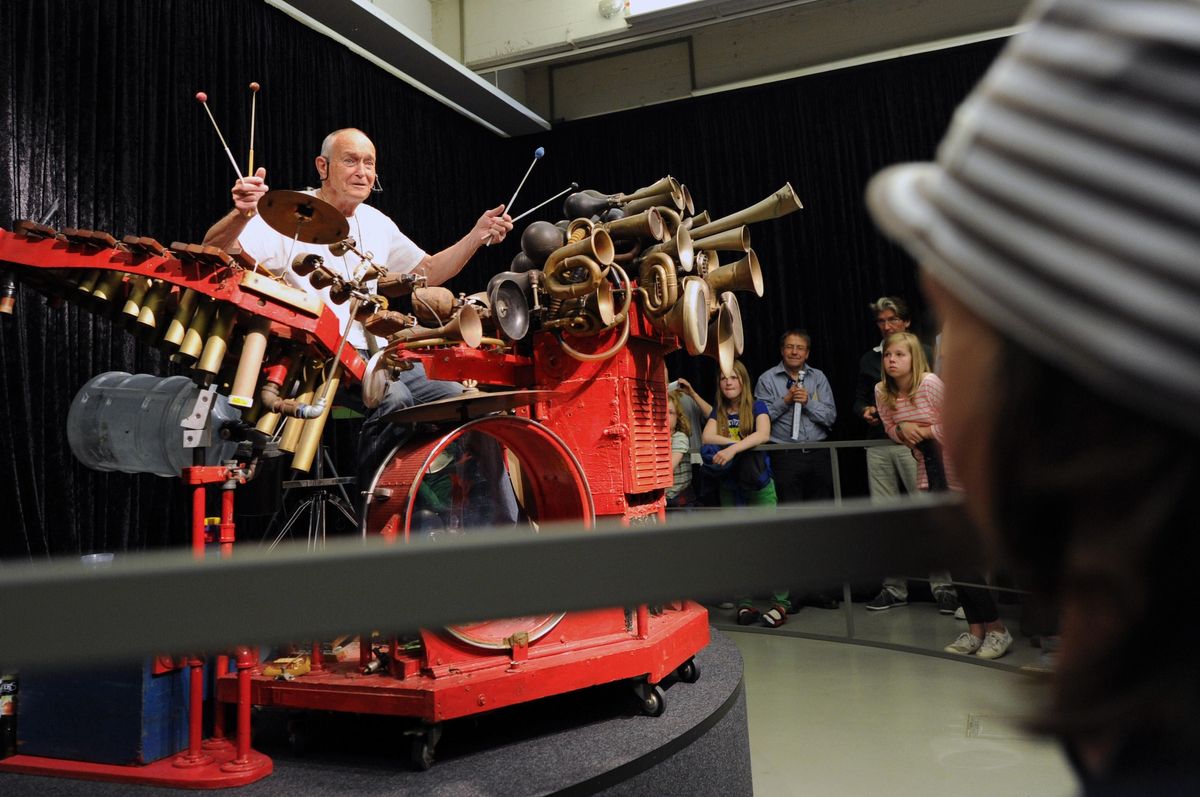 Llyn Foulkes performing on his custom-built instrument Machine at Museum Fridericianum in Kassel, Germany, on 10 June 2012 Photo: Uwe Zucchi / dpa picture alliance / Alamy