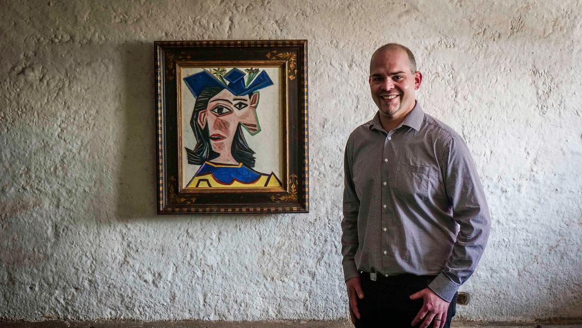 Hanspeter Benz with the Picasso work courtesy Fondation Beyeler