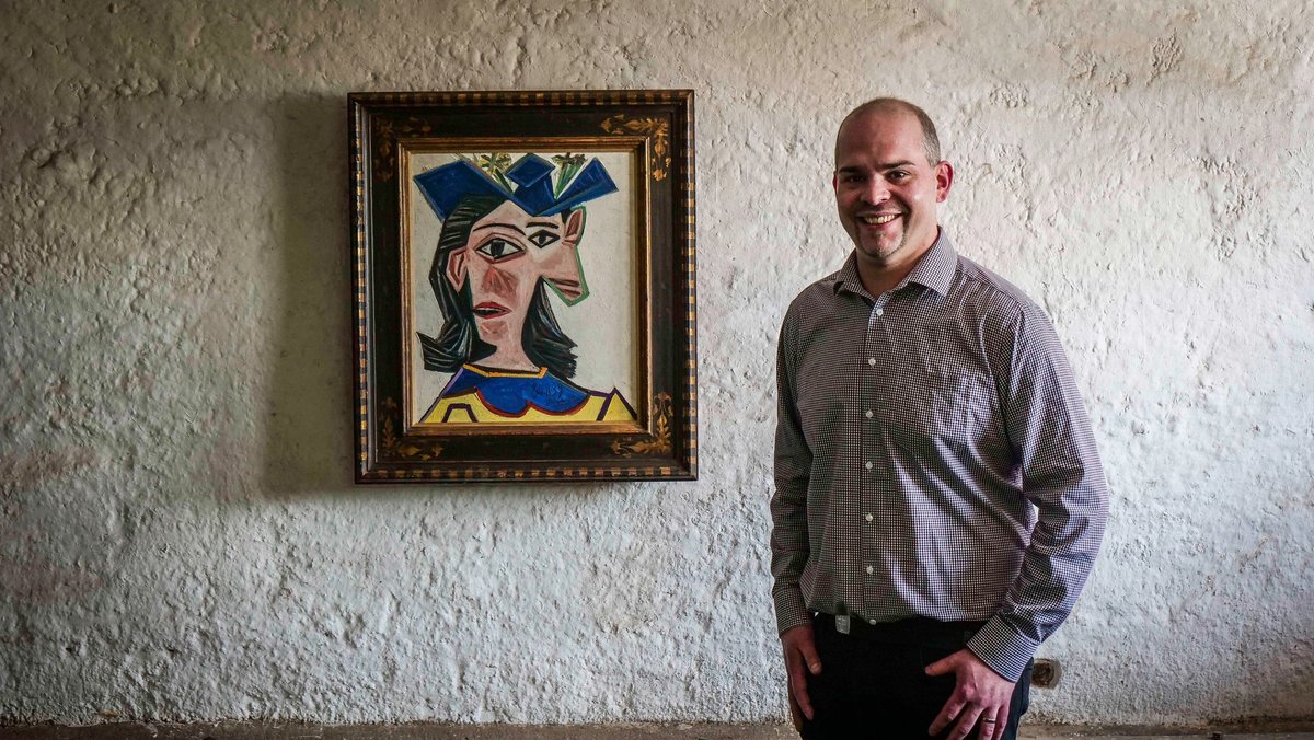 Hanspeter Benz with the Picasso work courtesy Fondation Beyeler