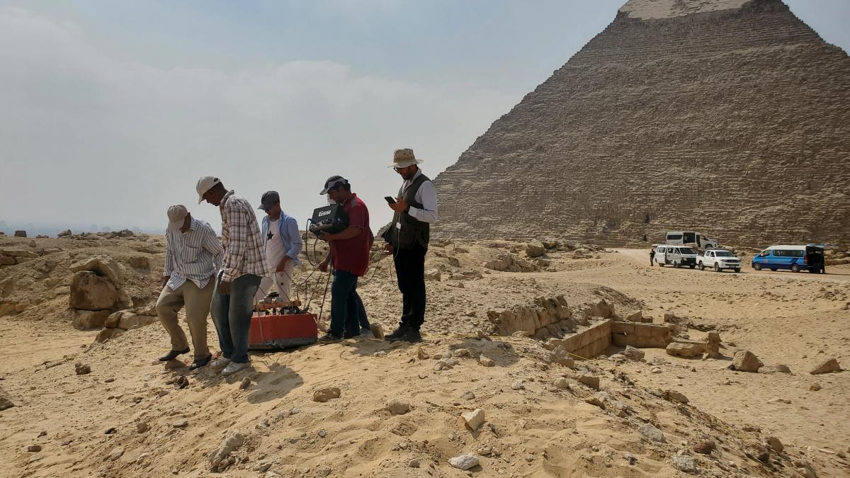 The research team conducting the ground-penetrating radar survey at Giza Image: © Higashi Nippon International University