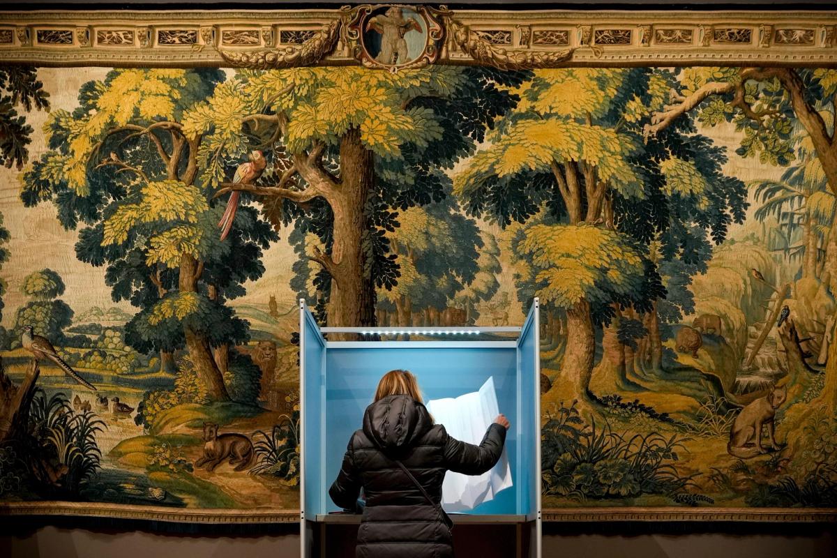 A woman looks at her ballot at the Rijksmuseum Twenthe museum in Enschede during November's elections

Photo: Associated Press / Alamy Stock Photo