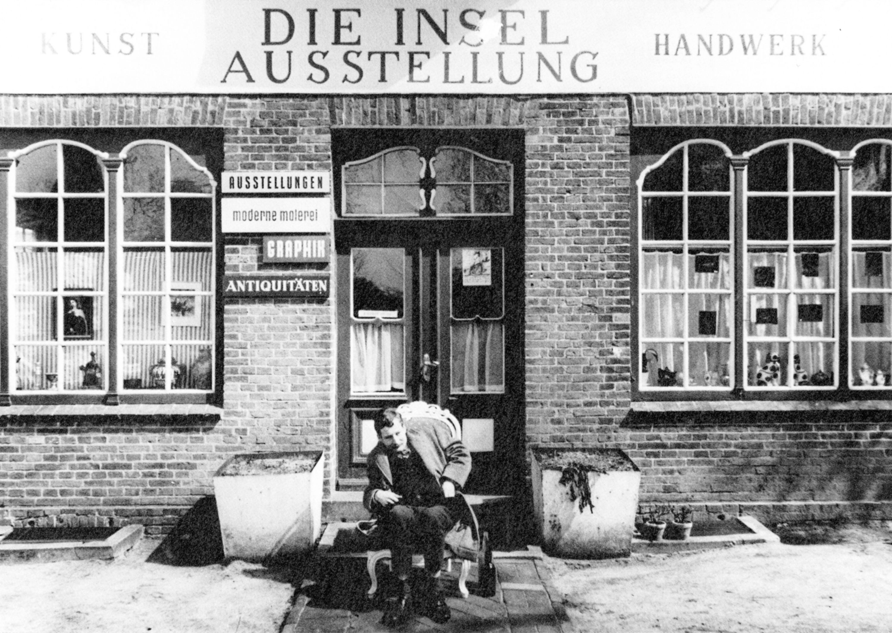 Friedrich Meckseper in front of the Galerie Die Insel in Worpswede, Northern Germany Photo: Meckseper family