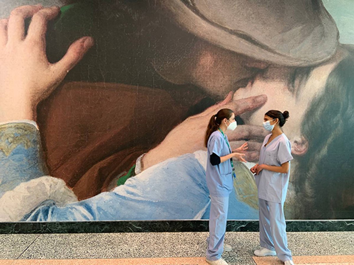 Doctors at the Humanitas hospital in Ronzano with Francesco Hayez's The Kiss (1859) © Pinacoteca di Brera, Milan