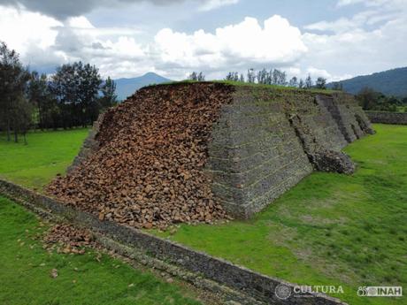  Heavy rains cause partial collapse of ancient pyramid in Mexico 