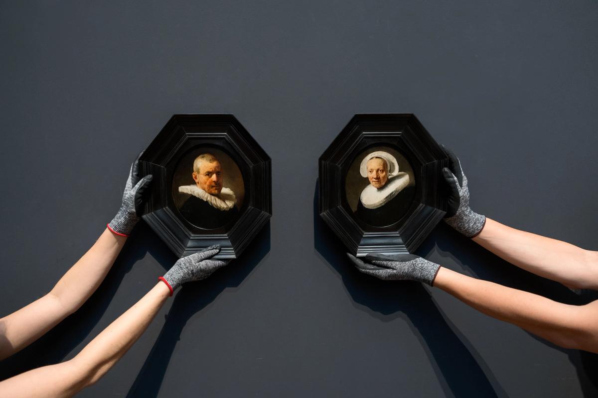 Rijksmuseum staff install Rembrandt’s portraits of Jan Willemsz van der Pluym and Jaapgen Caerlsdr Photo: Rijksmuseum/Olivier Middendorp
