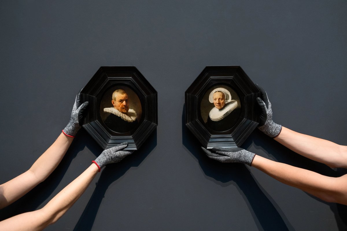 Rijksmuseum staff install Rembrandt’s portraits of Jan Willemsz van der Pluym and Jaapgen Caerlsdr Photo: Rijksmuseum/Olivier Middendorp
