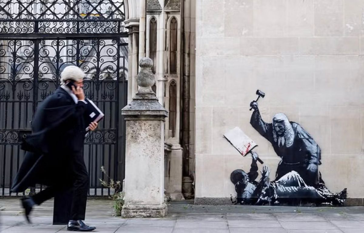 The work arrived overnight on the wall of the Royal Courts of Justice in London on 8 September and was then “removed” two days later
Banksy via Instagram
