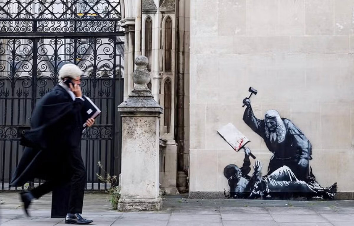 The work arrived overnight on the wall of the Royal Courts of Justice in London on 8 September and was then “removed” two days later
Banksy via Instagram