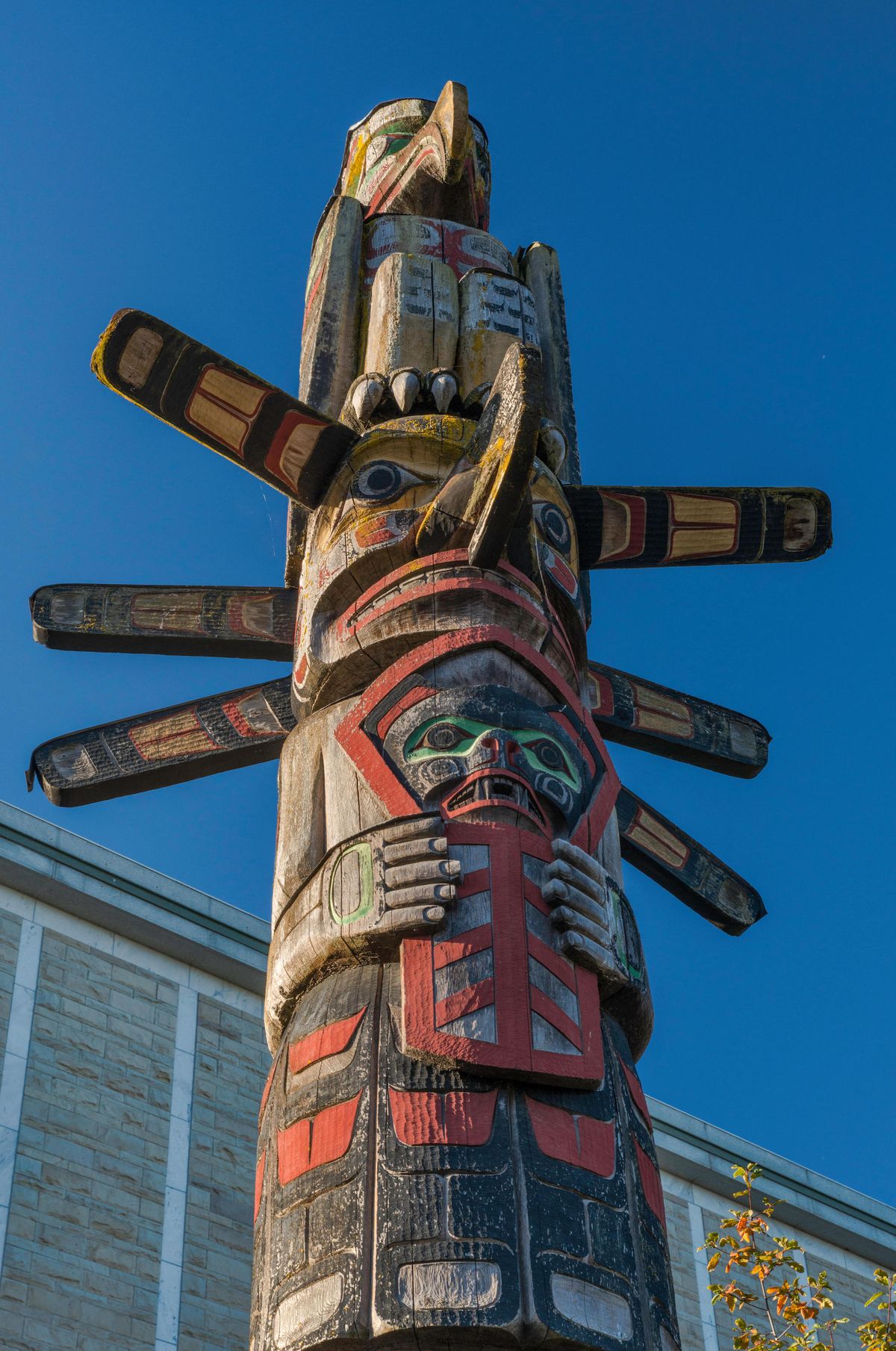 A 1979 totem pole by Kwawkewlth Tribe carver Richard Hunt at the Royal British Columbia Museum in Victoria, British Columbia, Canada Photo by Witold Skrypczak / Alamy Stock Photo
