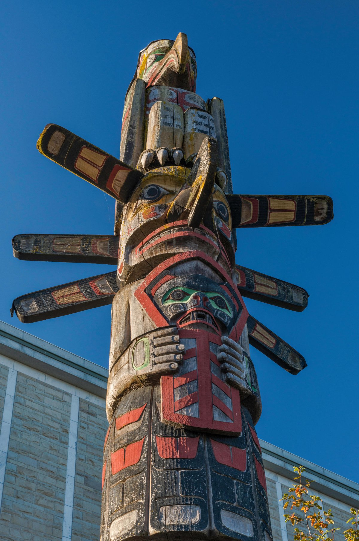 A 1979 totem pole by Kwawkewlth Tribe carver Richard Hunt at the Royal British Columbia Museum in Victoria, British Columbia, Canada Photo by Witold Skrypczak / Alamy Stock Photo