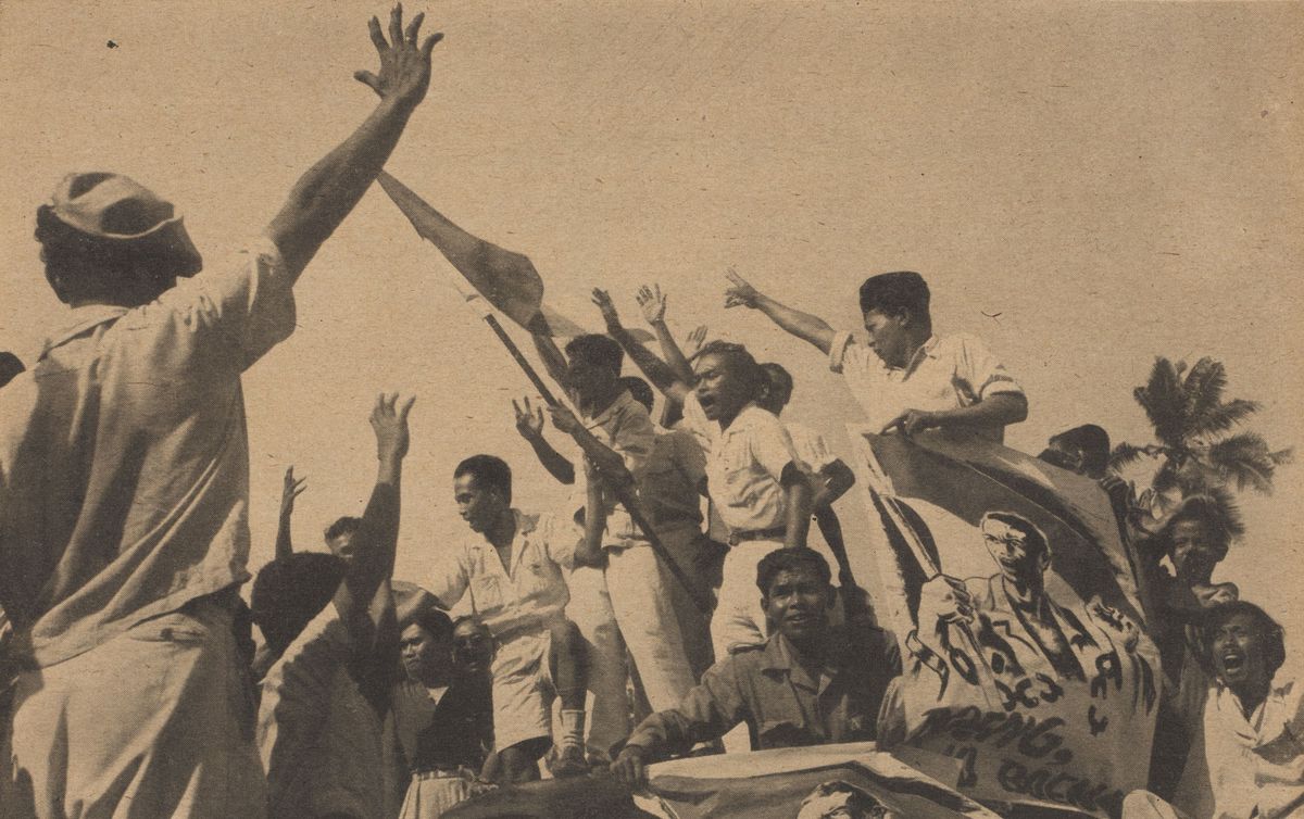 Indonesian nationalists ride through the streets with the "Boeng, Ajo
Boeng" poster, John Florea, Life, 12 November 1945. Unknown
photographer Courtesy of the Rijksmuseum