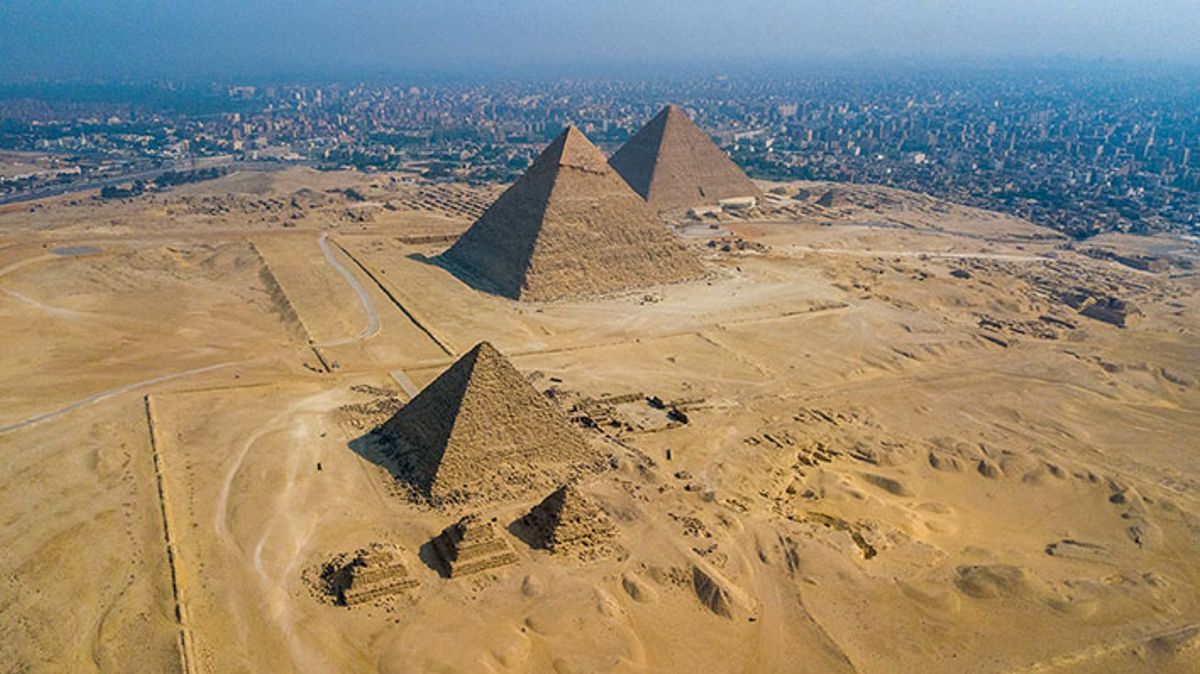 A worker seemingly hammering at the Great Pyramid of Giza has caused consternation among Egyptologists

Photo: imaam