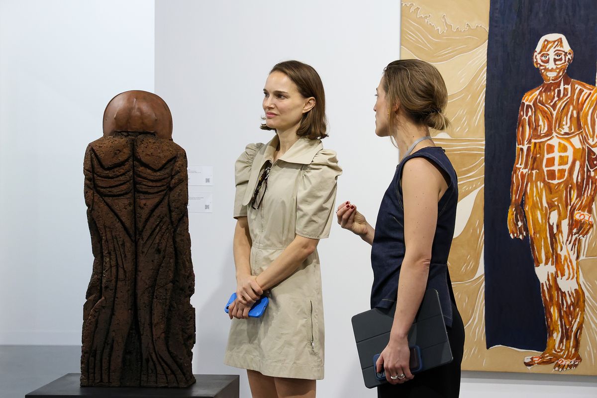 Selling it: Natalie Portman receives advice on how to pass as a convincing gallerist at David Kordansky Gallery’s stand at Art Basel Miami Beach Liliana Mora