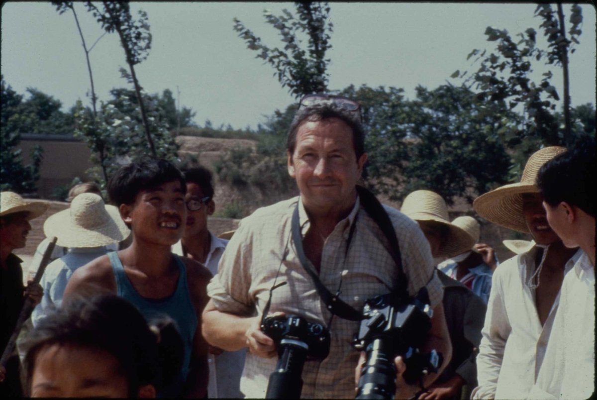Rauschenberg on the road to the world’s oldest paper mill in Anhui, China, 1982
Photo: Elyse Grinstein