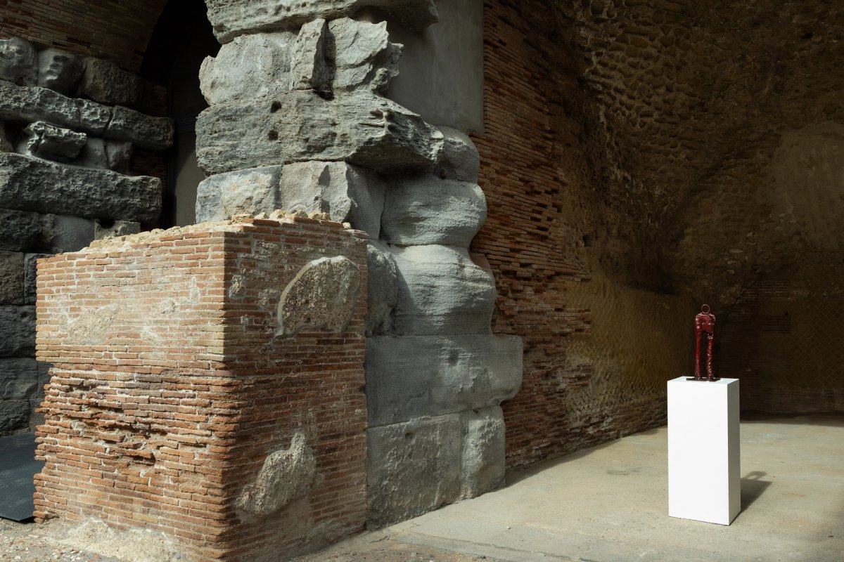 Simon Fattal's The Wounded Warrior (1999), installed in Pozzuoli's Flavian Amphitheatre for the fifth edition of Panorama
Courtesy of kaufmann repetto and the artist