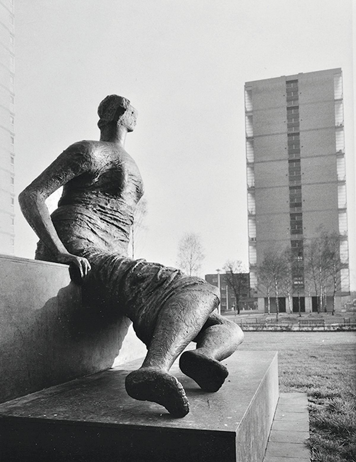 Henry Moore's "Old Flo" in its original position on the Stifford Estate in 1962 © The Henry Moore Foundation. All Rights Reserved, DACS / www.henry-moore.org 2022. Courtesy of London Metropolitan Archives City of London Corporation