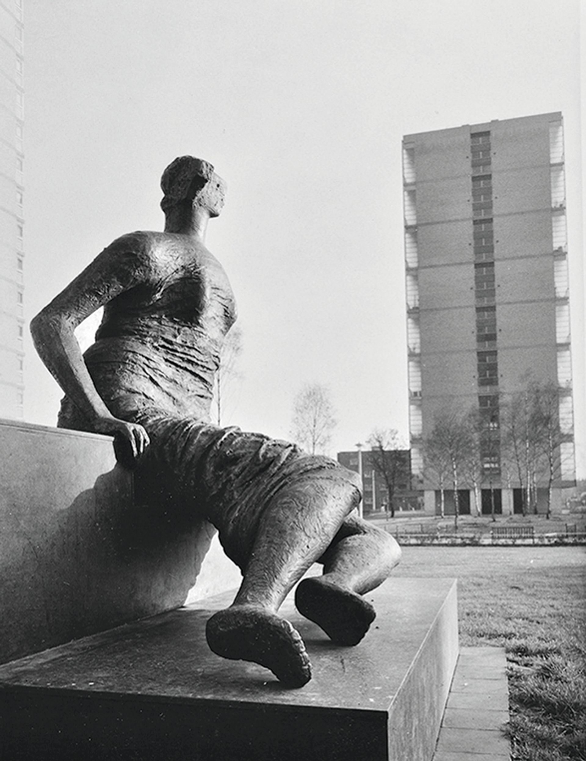 Henry Moore's "Old Flo" in its original position on the Stifford Estate in 1962 © The Henry Moore Foundation. All Rights Reserved, DACS / www.henry-moore.org 2022. Courtesy of London Metropolitan Archives City of London Corporation