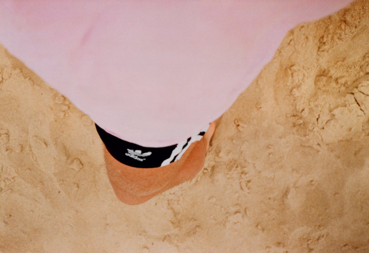 Wolfgang Tillmans, Lacanau (Self) (1986). Courtesy of the artist, David Zwirner, New York / Hong Kong, Galerie Buchholz, Berlin / Cologne, Maureen Paley, London.