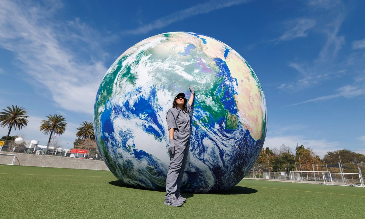 Bearing the weight of the world: Amanda Ross-Ho rolls out a new performance at Frieze Los Angeles