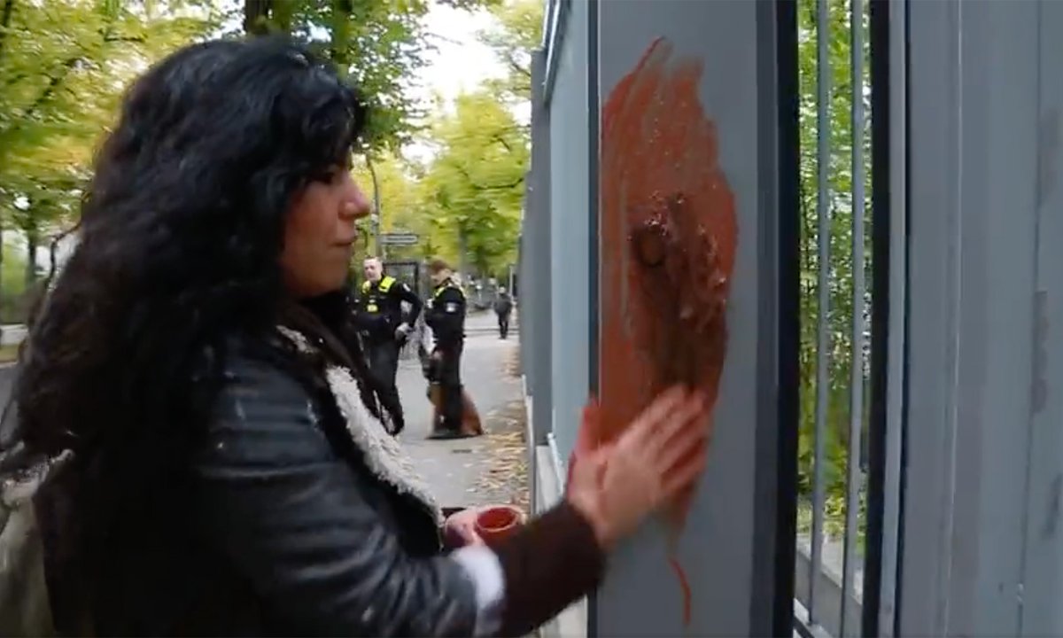 Artist Zehra Doğan smears blood and hair on Iranian embassy in protest at Mahsa Amini’s dying Artist Zehra Doğan smears blood and hair on Iranian embassy in protest at Mahsa Amini’s dying